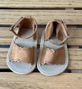 Old Navy Baby Girl Size 6-12 Months Brown Scallop-Trim Sandals NWT - Picture 1 of 7