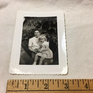 Foto encontrada niña sentada en regazo mujer blanco y negro falda árbol vintage - Imagen 1 de 7