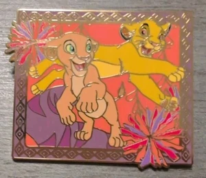 Prendedor misterioso enmarcado Disney El Rey León Young Simba y Nala BoxLunch - Imagen 1 de 3