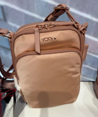 NUEVO Bolso Bandolera Pequeño Tumi Voyageur RAMA 7.75” - ROSA ROSA ROSA con ORO ROSA Foto 1 de 4