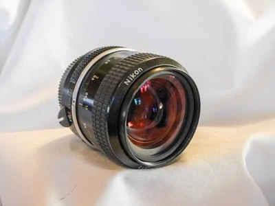 Lente Nikon NIKKOR 35mm f/2 no AI, excelente con tapas de lentes delanteras y traseras Foto 1 de 4