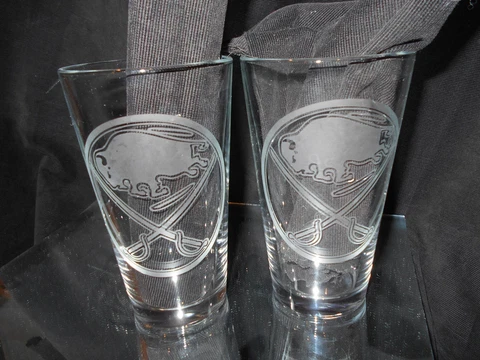 BUFFALO SABRES 2 ETCHED LOGO 16 oz PINT GLASSES NEW Cover