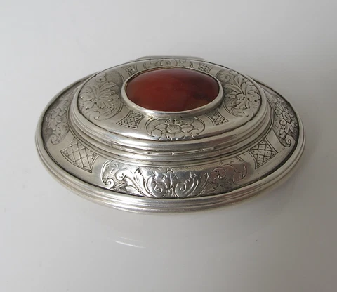 Rare George I silver snuff box with agate c 1720 Cover