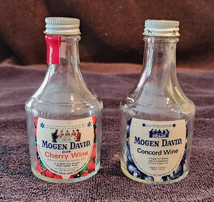 Pair of Vintage Empty 4 oz Mogen David Wine Bottles - Picture 1 of 2