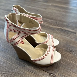Tacones altos de cuña con temática de béisbol Herstar talla 7,5 - Imagen 1 de 22