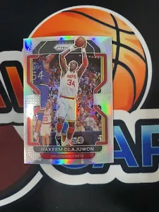 2021-22 Panini Prizm Silver Prizm #265 Hakeem Olajuwon Rockets - Foto 1 di 2