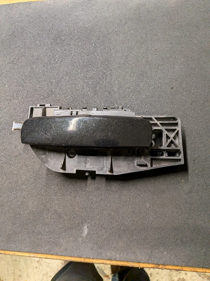 Dodge Challenger 2011 manija de puerta lateral para pasajeros con soporte de montaje Foto 1 de 4