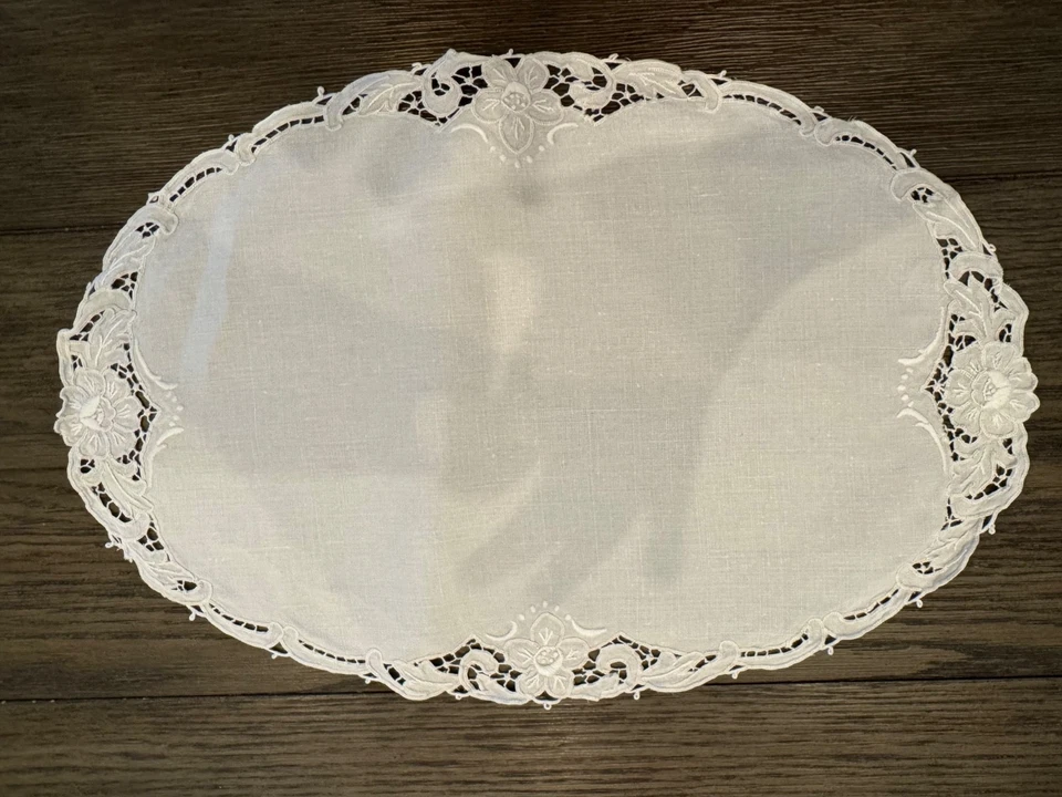 Guardanapo de borda recortada bordado floral aberto linho marfim vintage década de 1920 - Imagem 1 de 1