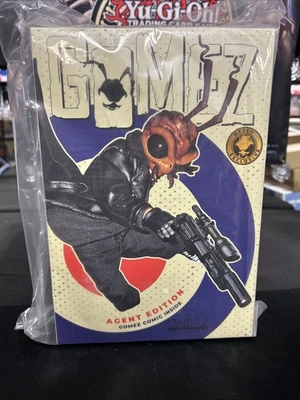 Mezco Toyz One:12 Gomez Agent Edition com quadrinhos novo Rumble exclusivo  - Imagem 1 de 4