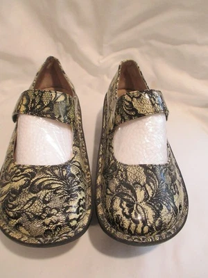 ALEGRIA 🌸 SIZE 37 / 7 / 7  1/2== BLACK & YELLOW FLORAL / SLIP ON CLOGS SHOES — 第 1/4 张图片