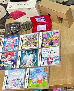 VERPACKTE NINTENDO ROT DS LITE KONSOLE & 8 SPIELE BARBIE PEPPA PIG COOKING MAMA ETC. - Bild 1 von 11