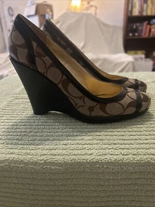 Coach Keilabsatz Schuhe Damen beige Logo Slipper-Größe 6b sehr guter gebrauchter Zustand - Bild 1 von 6