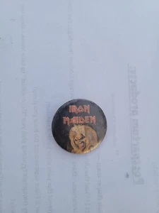 IRON MAIDEN VINTAGE KNOPF PIN ABZEICHEN 1 ZOLL Heavy Metal KONZERT 1980ER JAHRE - Bild 1 von 2