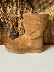 Botas de piel de gamuza marrón UGG Australia Pierce para mujer talla 9 EE. UU. S/N #1006031 - Imagen 1 de 10