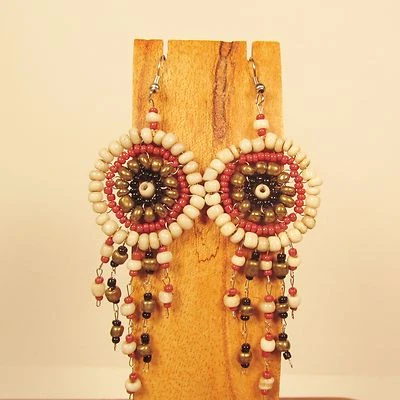 Brincos de contas penduradas estilo apanhador de sonhos marrom multicolorido 2 1/2" - Imagem 1 de 4