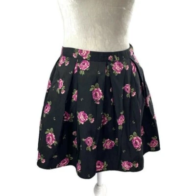 Falda circular floral plisada Forever 21 negra púrpura coqueta romántica Cottagecore Foto 1 de 4