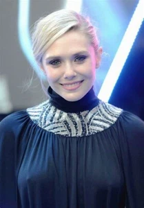 Elizabeth Olsen in einem 11" x 17" Hochglanz Foto Poster nach oben - Bild 1 von 1