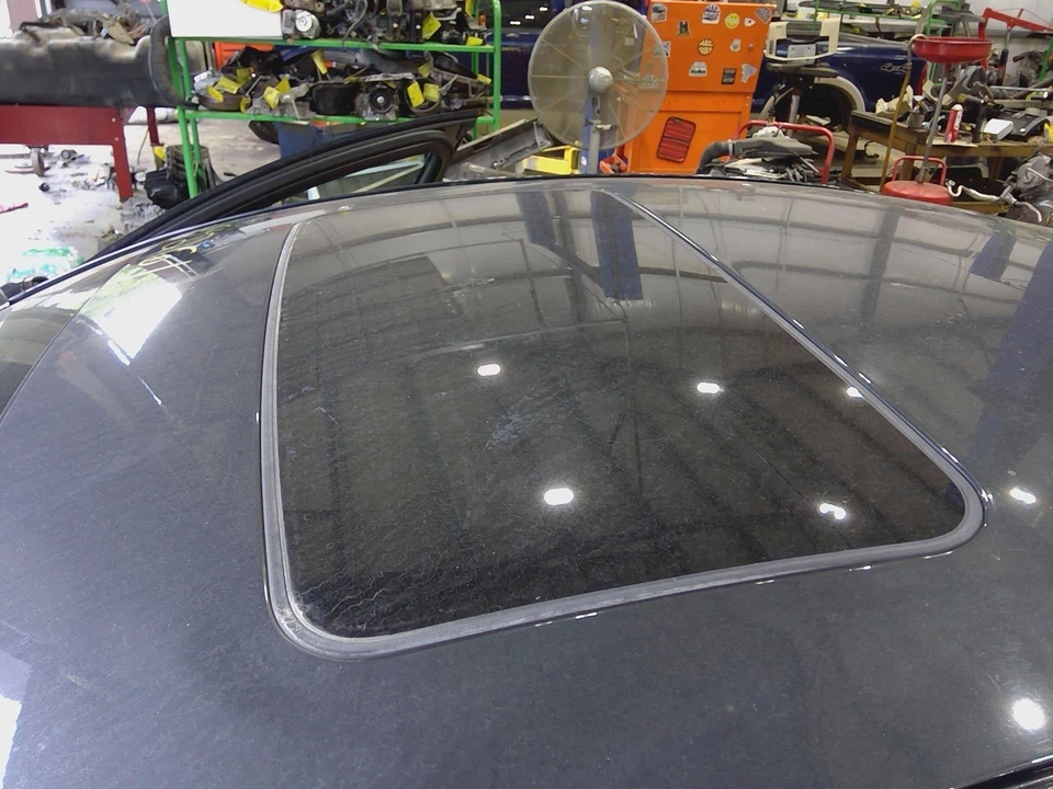 Стекло люка в сборе с рамой и двигателем Buick Regal 2011-2017 годов выпуска от оригинального производителя 39131354 - Изображение 1 из 1