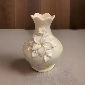 VTG 4"H Dorothy Okumoto Hawaii Plumeria Flower Porcelain Vase Signed BV52   01 - Picture 1 of 4