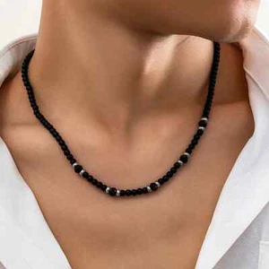 Gargantilla negra con cuentas de piedra natural y cuentas de cristal de ónix con dije para hombre - Imagen 1 de 15