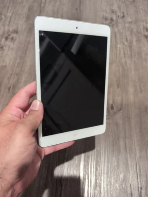 Apple iPad Mini 1st Generation 16GB A1432 7.9 in - White & Silver Not Working - Image 1 of 4