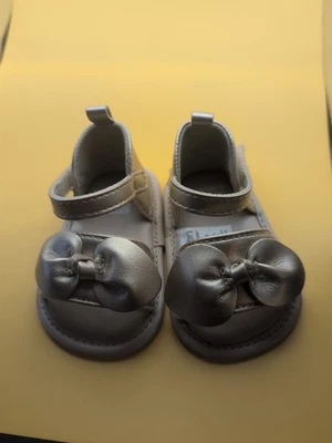 Sandalias Carters doradas 0-3 M con lazos envío gratuito EE. UU.  Foto 1 de 4