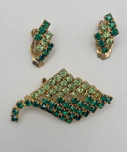 VTG 1950’s 2 Shades Green Rhinestone Gold Tone Costume Brooch & Earring Set - Picture 1 of 10