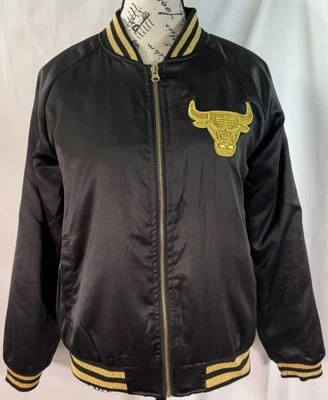 Jaqueta Bombardeiro NBA UNK Chicago Bulls Preta com Cetim Dourado Tamanho Pequeno Feminina - Imagem 1 de 4