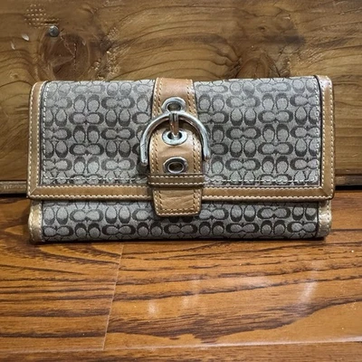 Cartera Coach Soho Signature triple pliegue con hebilla marrón  Foto 1 de 4