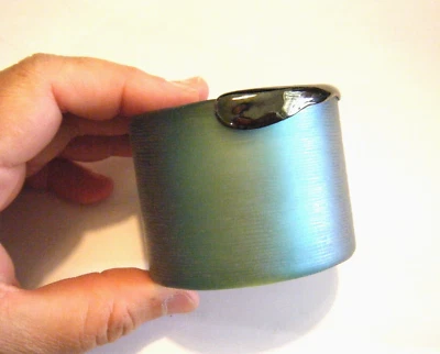 Raro Nuevo Brazalete Alexis Bittar Negro Escarabajo Azul Satinado Lucita 2" Ancho Foto 1 de 4