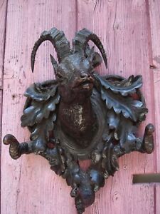 Ancienne sculpture bois XXème de la Forêt Noire: Porte chapeau tête de chamois.