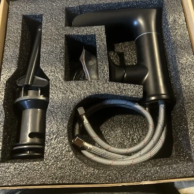 Grifo de baño cascada de una sola manija con grifo de flujo de agua de un solo orificio negro Foto 1 de 4