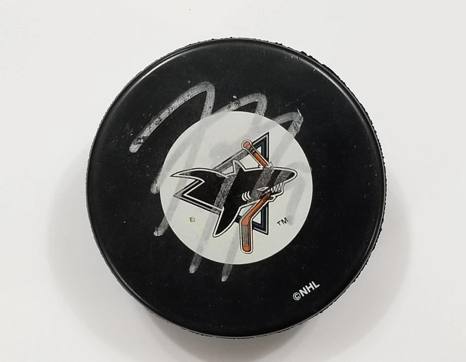 Disco de hockey firmado por Joe Thornton autografiado por los San Jose Sharks de la NHL Foto 1 de 1