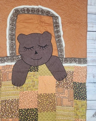 Edredón de retazos de oso dormido hecho a mano vintage de roble años 70 - borde de encaje marrón/naranja Foto 1 de 4