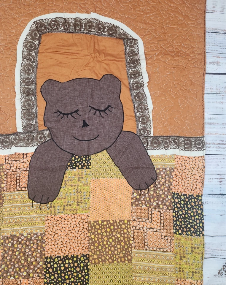 Edredón de retazos de oso dormido hecho a mano vintage de roble años 70 - borde de encaje marrón/naranja Foto 1 de 4