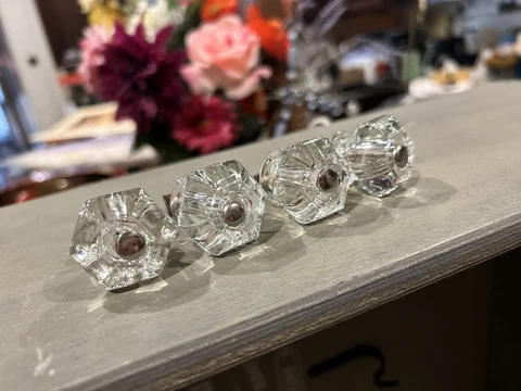 VINTAGE SET OF 4 SOLID CLEAR GLASS DRAWER KNOBS PULLS HANDLES 4 lot bolts Cover