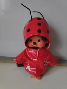 Peluche kiki Monchhichi sekiguchi avec ciré rouge coccinelle excellente état - Picture 1 of 7