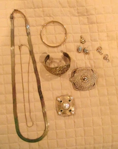 DE LOS AÑOS 80 MODA BISUTERÍA TONO DORADO COLLARES PENDIENTES ALFILERES BRAZALETE MUÑECA - Imagen 1 de 11