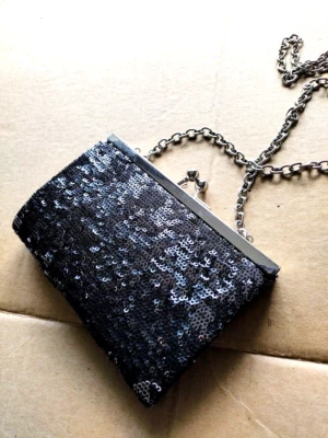 Bolso de mano clutch con lentejuelas negro con herrajes plateados y correa de cadena desmontable Foto 1 de 4