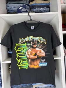 T-shirt vintage Rey Mysterio 619 West Coast Pop WWE taglia M - Foto 1 di 18