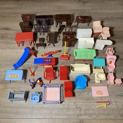 Enorme Lote De Colección de Muebles para Casa de Muñecas Renwal Plasco Marx Rubber Family Mini Foto 1 de 4