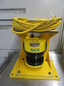 Sensor láser de seguridad Sick S300 S30A-7011BA con cable de montaje en enchufe del sistema (19544) - Imagen 1 de 9