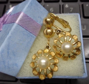 Vtg Estate Jewelry ~ AVON Goldtone CLIP ON Dangle FAUX PEARL FLOWER Earrings - Picture 1 of 3