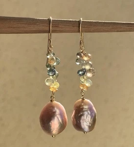 Ohrringe aus 18 Karat Gold, 2 Süßwasserperlen und gelbe und grüne Saphire - Bild 1 von 12