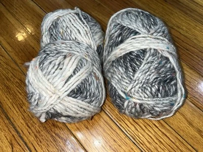 2 madejas de hilo gris/beige lana moteada con pequeñas manchas de rojo y azul 1/8" de diámetro Foto 1 de 4