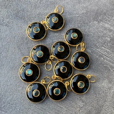 Colgante llamativo hecho a mano con bisel chapado en oro de labradorita de fuego de ónix negro natural Foto 1 de 4