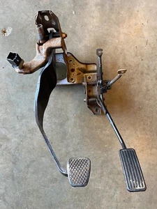 97 98 99 00 01 1999 HONDA CRV CR-V ACCELERATOR BRAKE PEDAL MANUAL TRANSMISSION - Picture 1 of 5