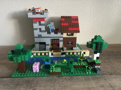 21161 LEGO Minecraft: The Crafting Box 3.0 ( Missing 1 sword) - Image 1 of 4