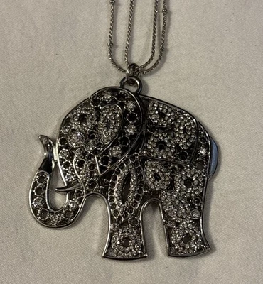 Collar Chico's 34" con colgante de diamantes de imitación y perlas con dije de elefante plateado Foto 1 de 4