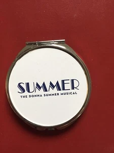 Kompakter Klappspiegel aus dem Sommer: Das Donna Sommermusical brandneu weiß - Bild 1 von 2